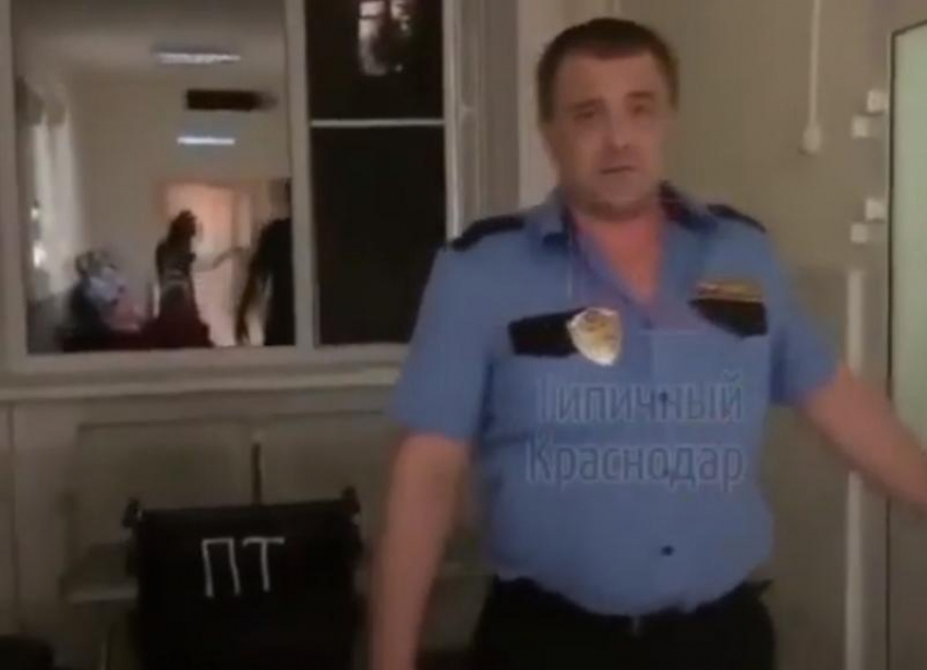 В Краснодарской больнице скорой помощи извинились за охранника, который обложил матом пациента