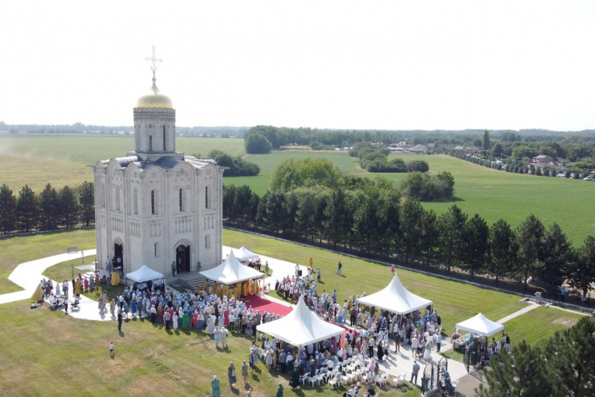 Миллиардер Дерипаска показал празднование Крещения Руси в родном хуторе на Кубани