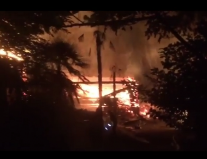  Баня и дом на базе отдыха сгорели в Сочи: есть пострадавшие 