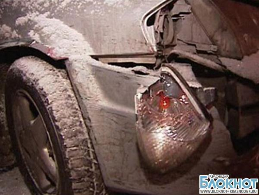 В Славянске-на-Кубани автомобиль съехал с дороги