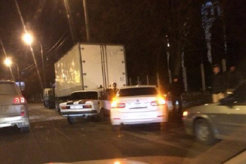 В Краснодаре «шестерка» залетела под КамАЗ