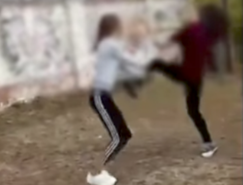 Краснодарские школьницы устроили драку в импровизированном «Бойцовском клубе"