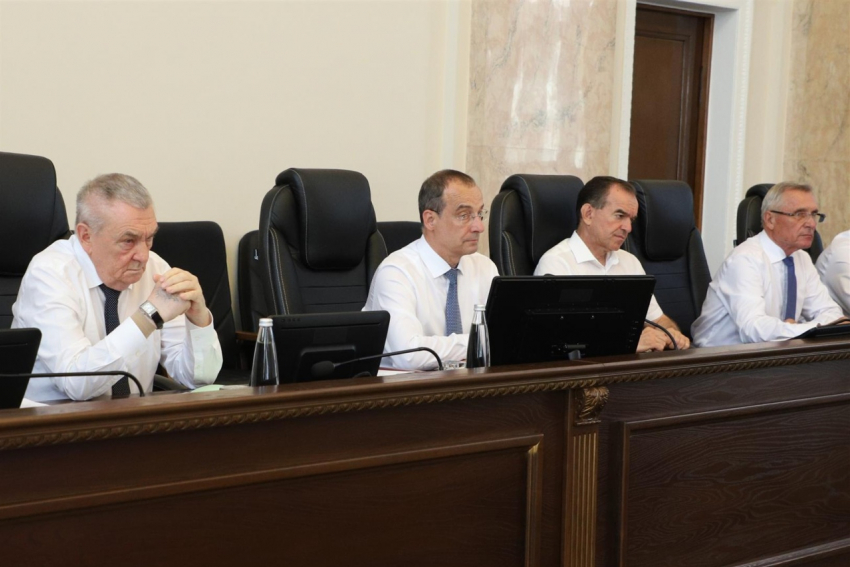 Запретили продажу тоников в соцобъектах и поддерживали бойцов СВО: депутаты ЗСК рассказали об итогах парламентского года 