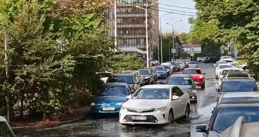 В квартирах краснодарцев 11 дней нет горячей воды, зато затопило улицы