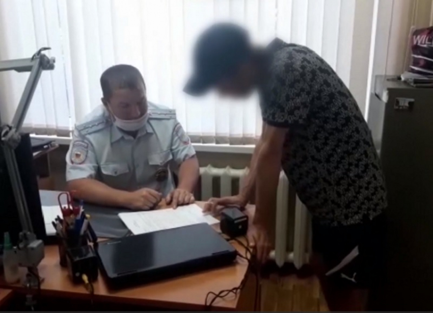 На Кубани психопат устроил стрельбу из автомата Калашникова на придорожном рынке