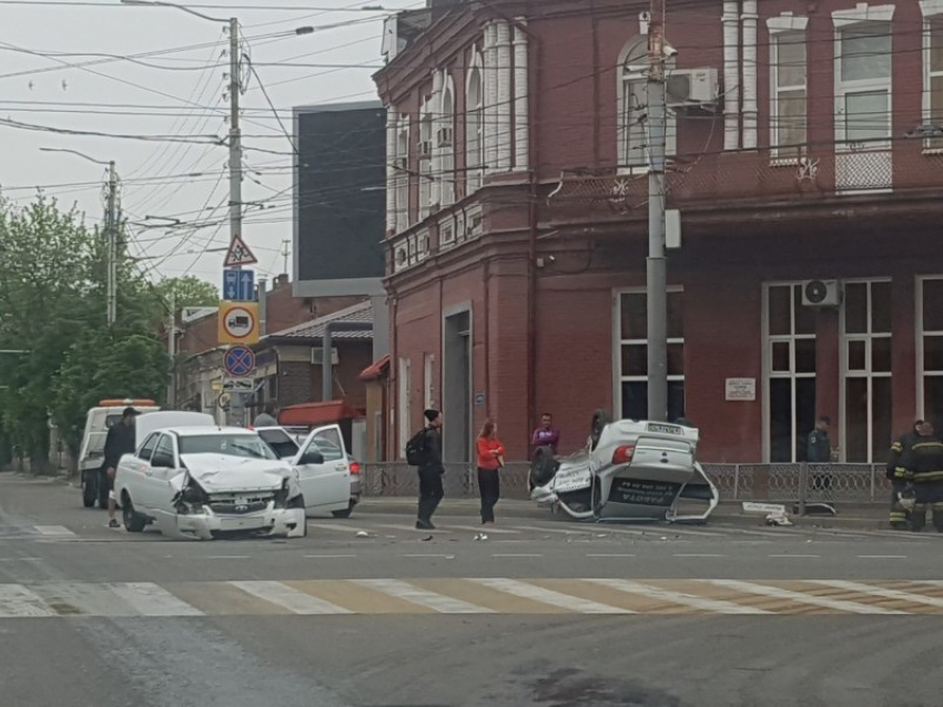  Опять «Яндекс»: машина такси перевернулась на крышу после ДТП в Краснодаре 