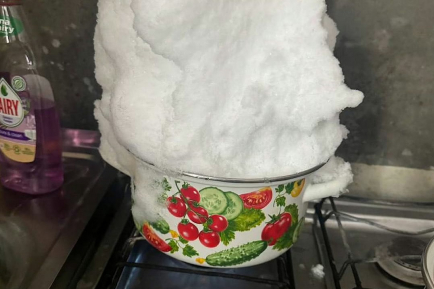 «Снег себе топим, позор»: четвертые сутки выживают жители Кубани без света, воды и тепла 