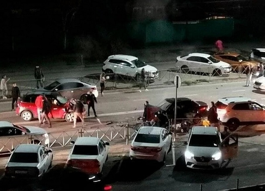 В столкновении шести автомобилей возле краснодарского УГИБДД пострадал человек