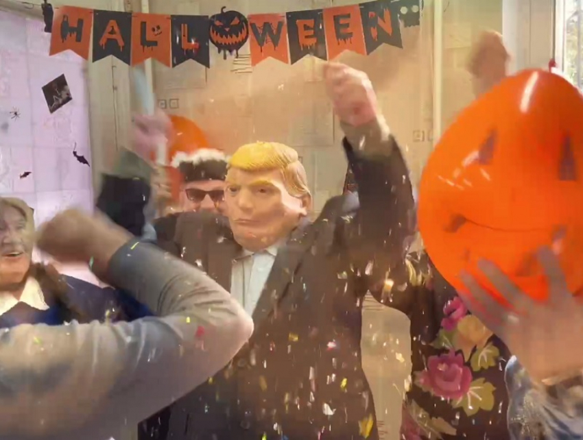 Краснодарские пенсионеры «отпраздновали» Хэллоуин с Трампом и пауками