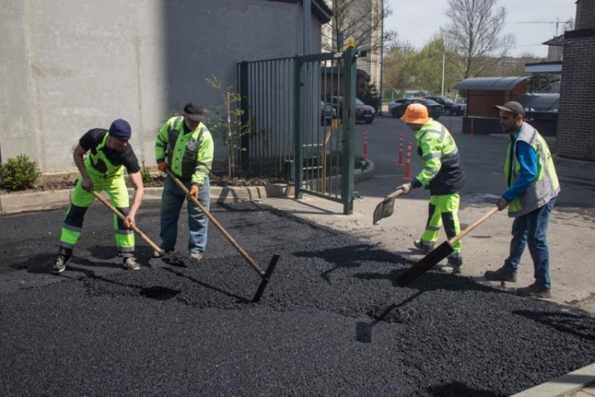 Во время карантина в Краснодаре продолжают ремонтировать дороги