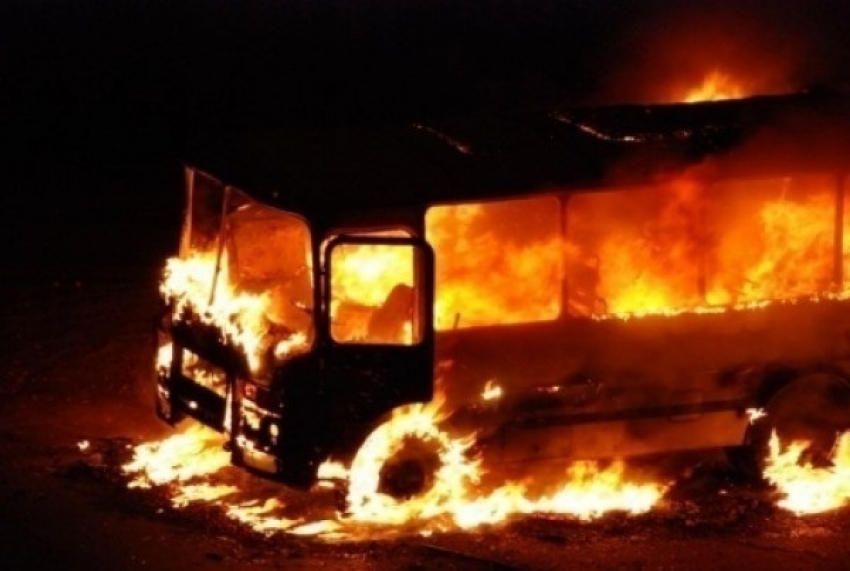 В Краснодарском крае водители чудом спаслись из горящего автобуса