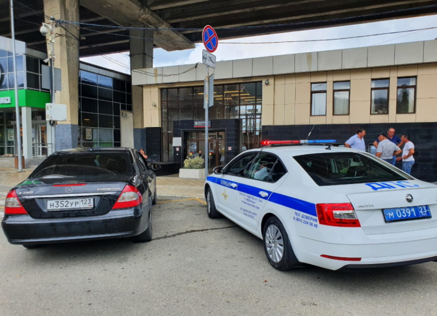 Водителя Mercedes оштрафовали за тройное нарушение ПДД в Сочи