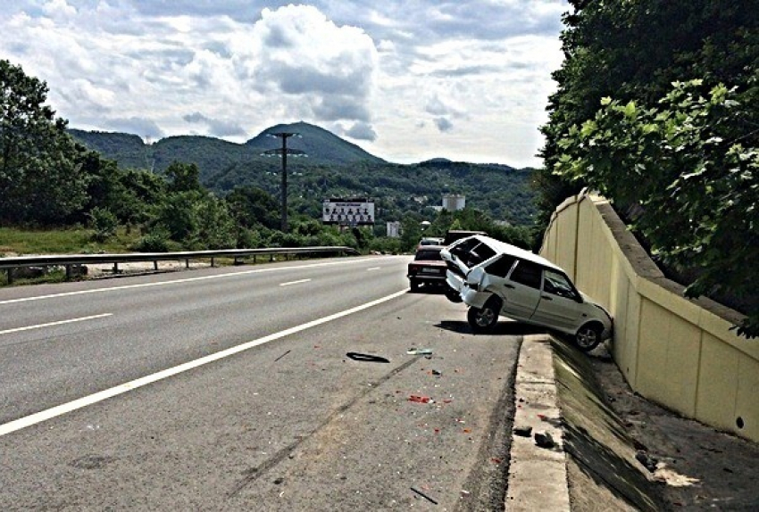 В Сочи водитель «четырнадцатой» влетел в бетонный забор