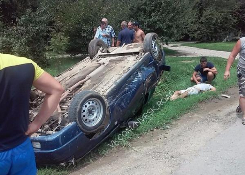 На Кубани неудачный обгон закончился двойным переворотом автомобиля