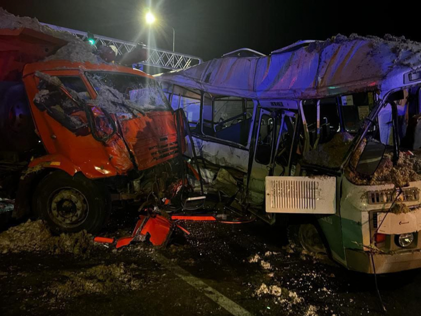 В Армавире Краснодарского края КАМАЗ протаранил автобус: есть погибшие и пострадавшие