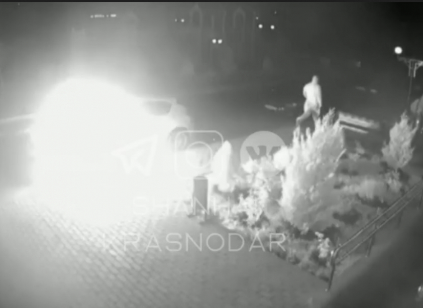 В Краснодаре по ночам сжигают и разбивают машины