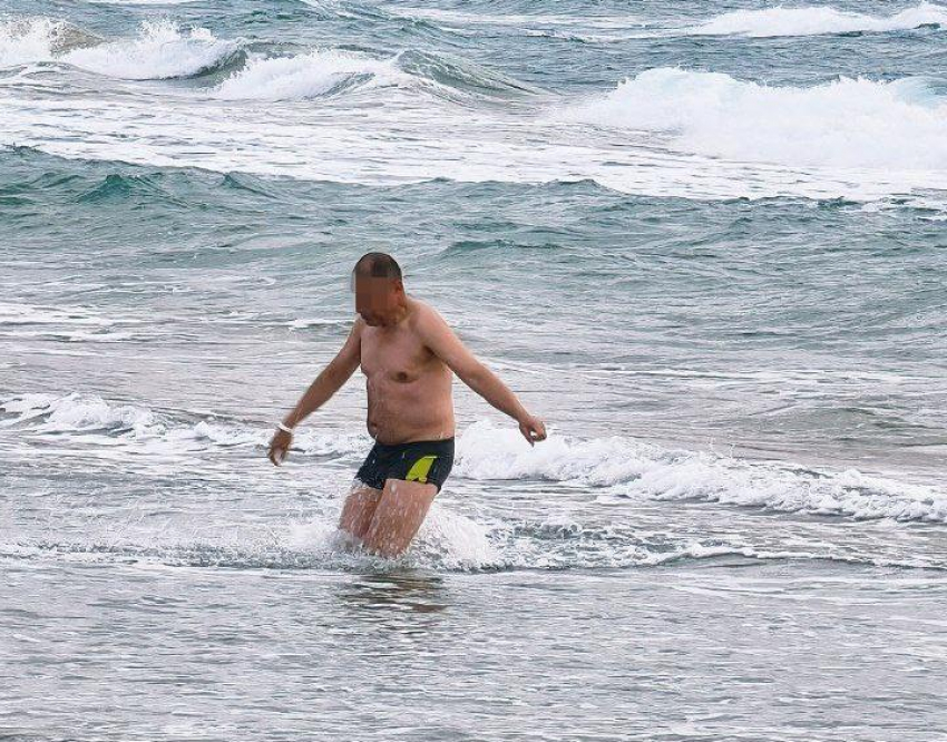 «Народ вовсю купается»: блогер показал обстановку в Анапе после нового выброса мазута 