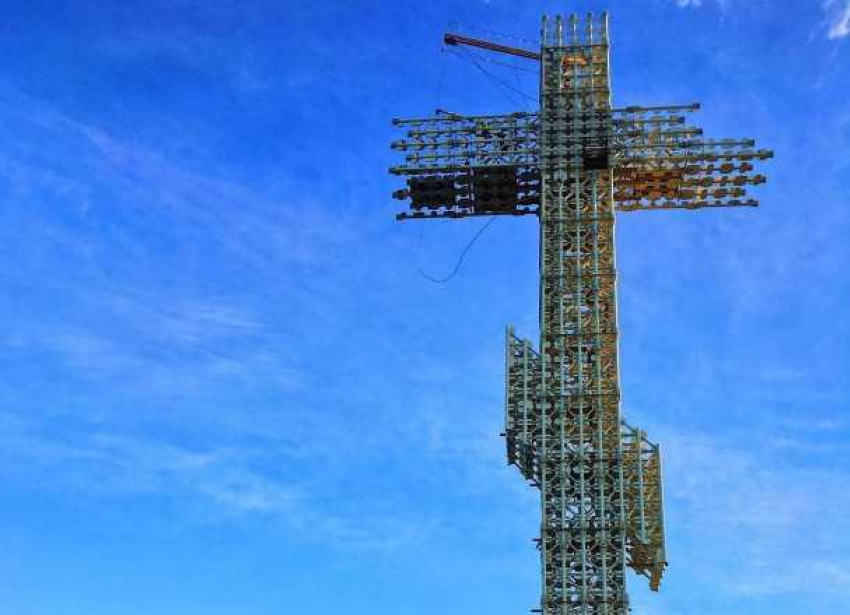 Почти готовый гигантский православный крест в Геленджике раскритиковали