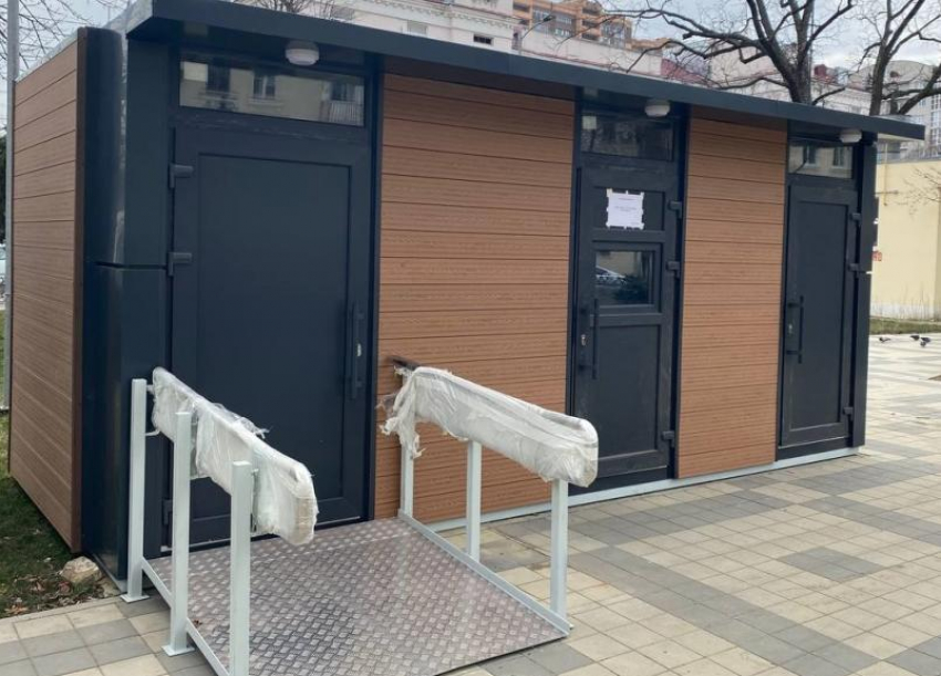 В Краснодаре установили новые бесплатные туалеты