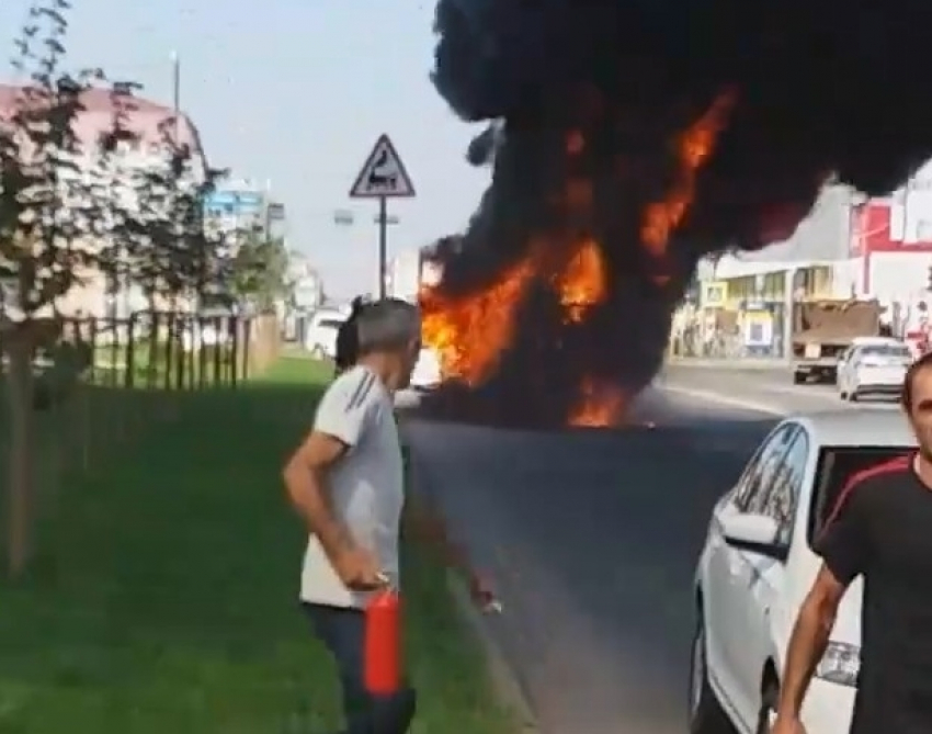 Цементовоз сгорел посреди улицы в Краснодаре