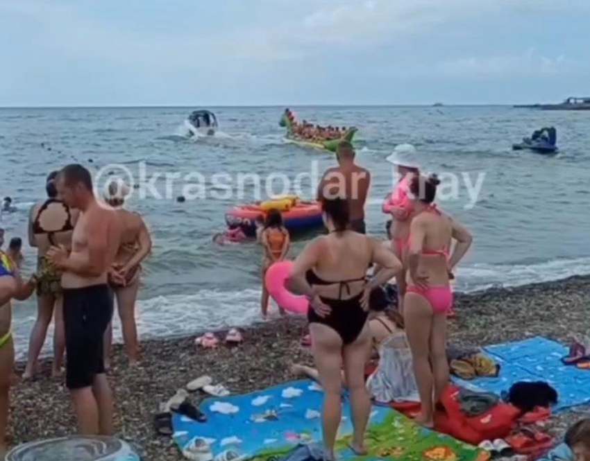«Двери инфекционки всегда открыты»: в Краснодарском крае туристы продолжают купаться в море после введенного запрета 