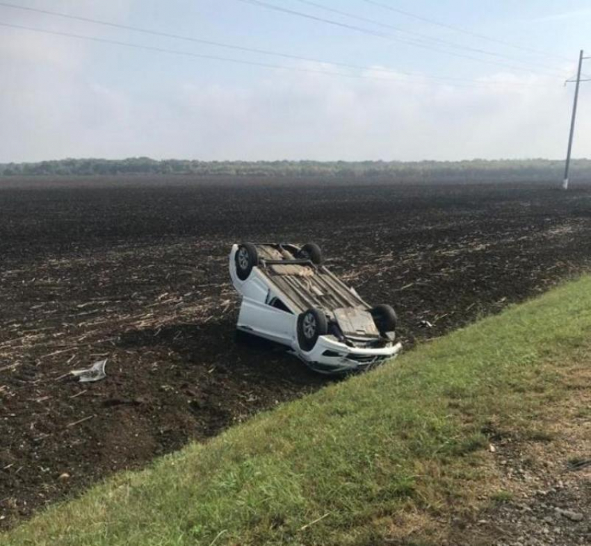 Под Краснодаром перевернулся автомобиль в массовом ДТП