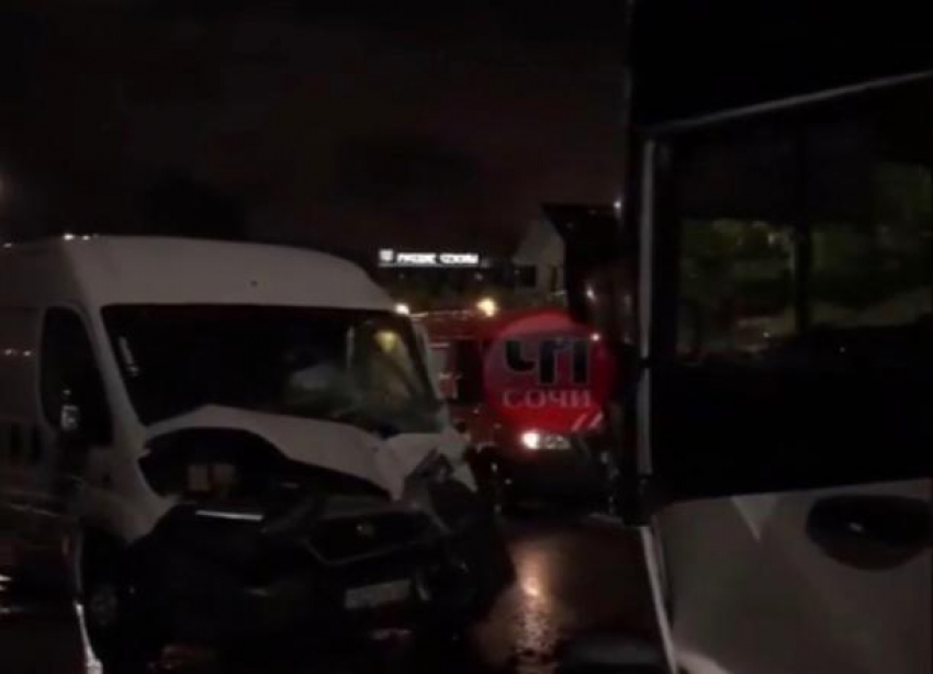 В Сочи четыре человека пострадали в ДТП с рейсовым автобусом 