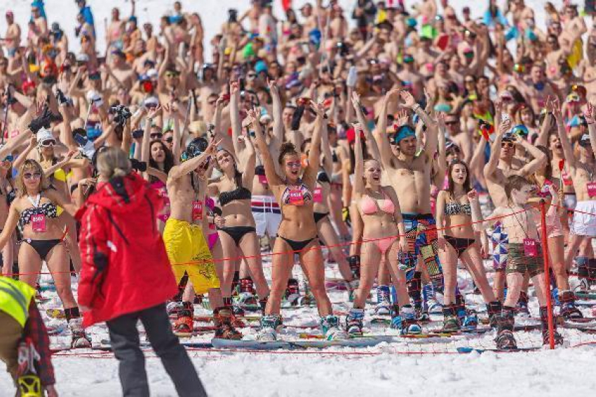 В Сочи поставили рекорд по спуску на лыжах и сноубордах в купальниках