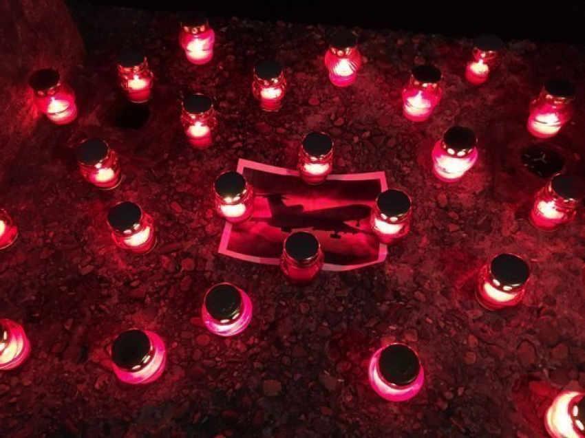  Жители Сочи приносят цветы и горящие свечи к берегу моря в память о погибших в авиакатастрофе 