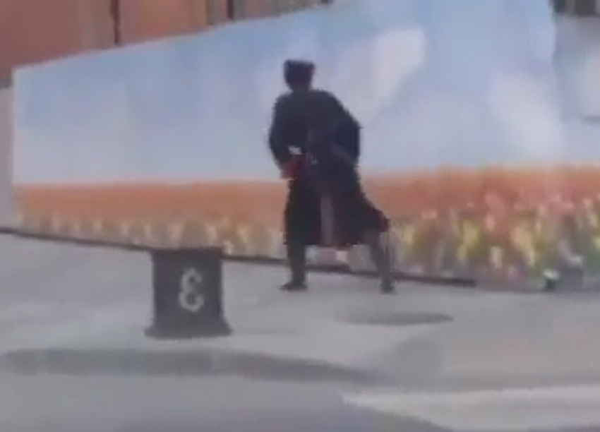Чересчур загулявшего казака в форме сняли на видео в Краснодаре