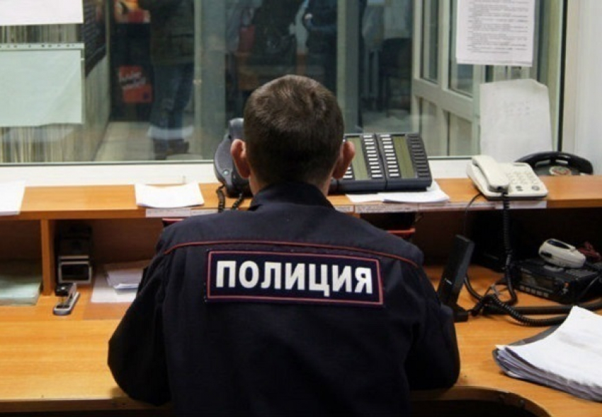 Житель Краснодара ударил топором по голове своего знакомого 