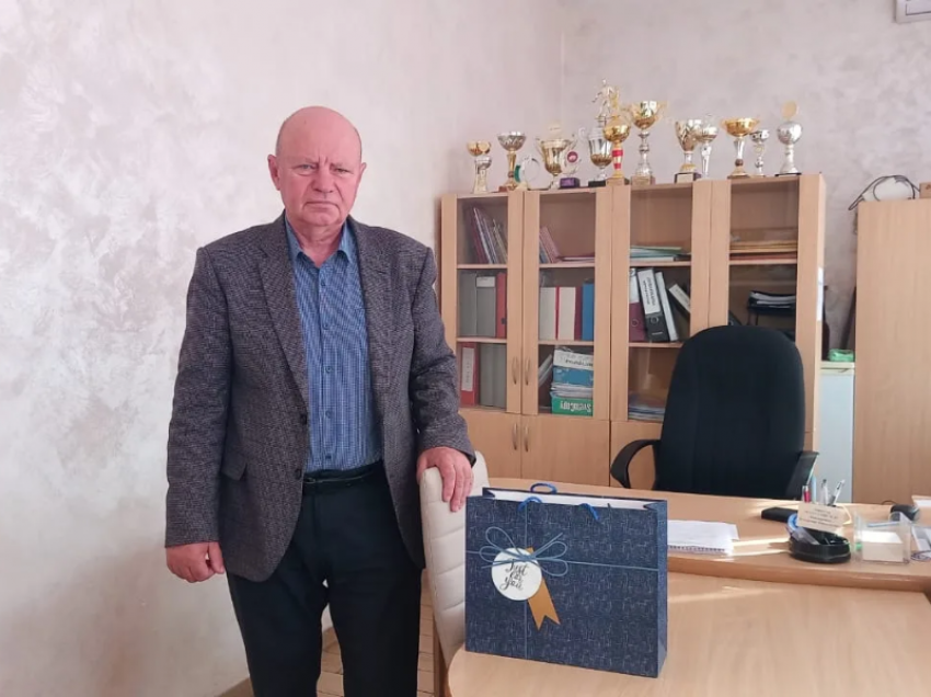 Депутат Гордумы Краснодара поздравил с днём рождения директора школы № 85