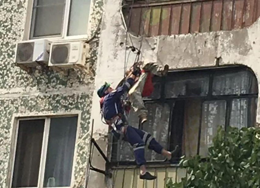 Выпавший из окна 5 этажа мужчина запутался в бельевых веревках в Новороссийске