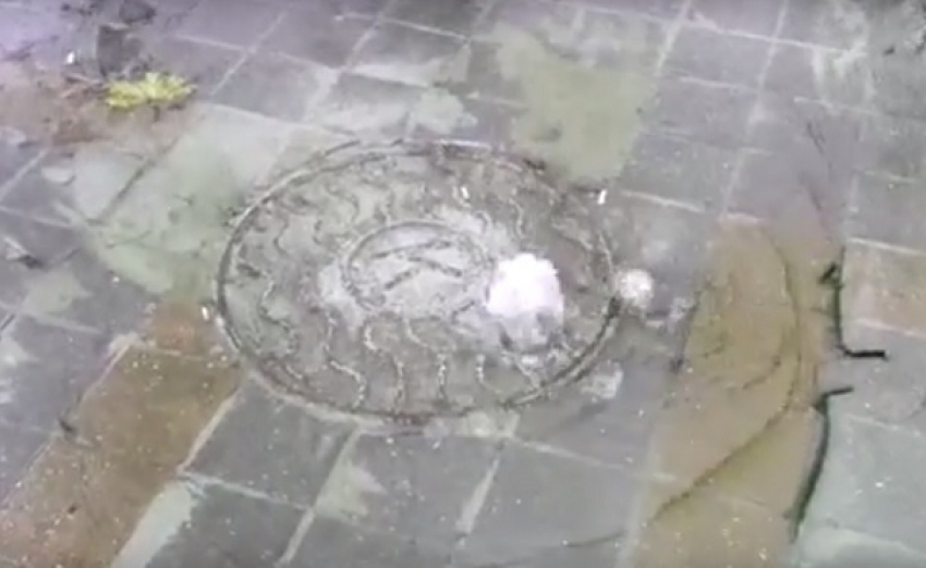 Сточные воды из канализационного люка в Новороссийске затопили набережную и цоколь дома 