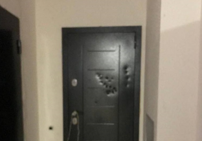 В Краснодаре кошмарящий жильцов дома дебошир топором разбил дверь соседей