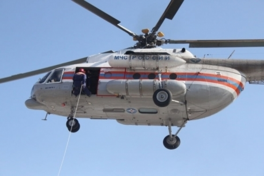  На поиск пропавших моряков с горящих судов в Керченском проливе направили вертолет из Геленджика 