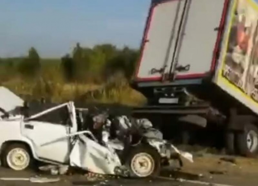 Грузовик раздавил водителя «семерки» в аварии на Кубани