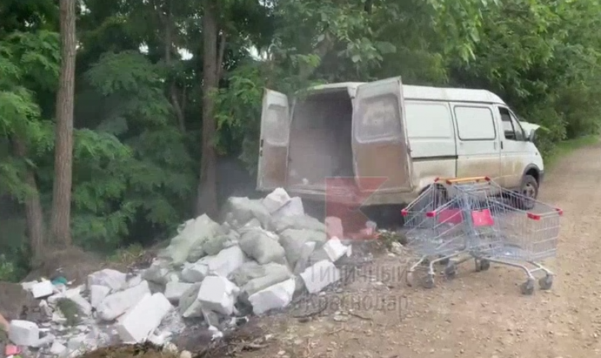 «Чёрные» мусорщики в Краснодаре выбросили груду строительных отходов возле дороги: видео