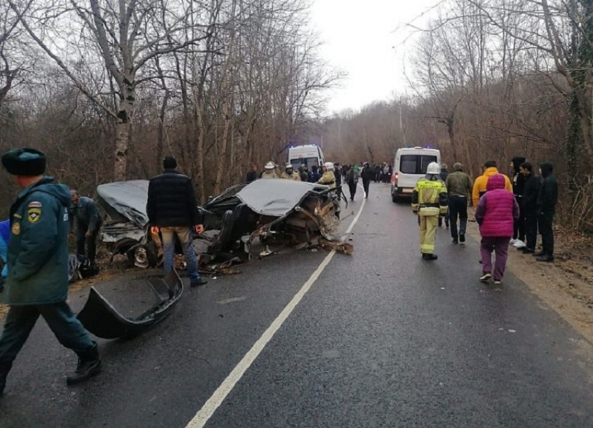 На Кубани в разорванной в результате ДТП пополам машине погибли два человека