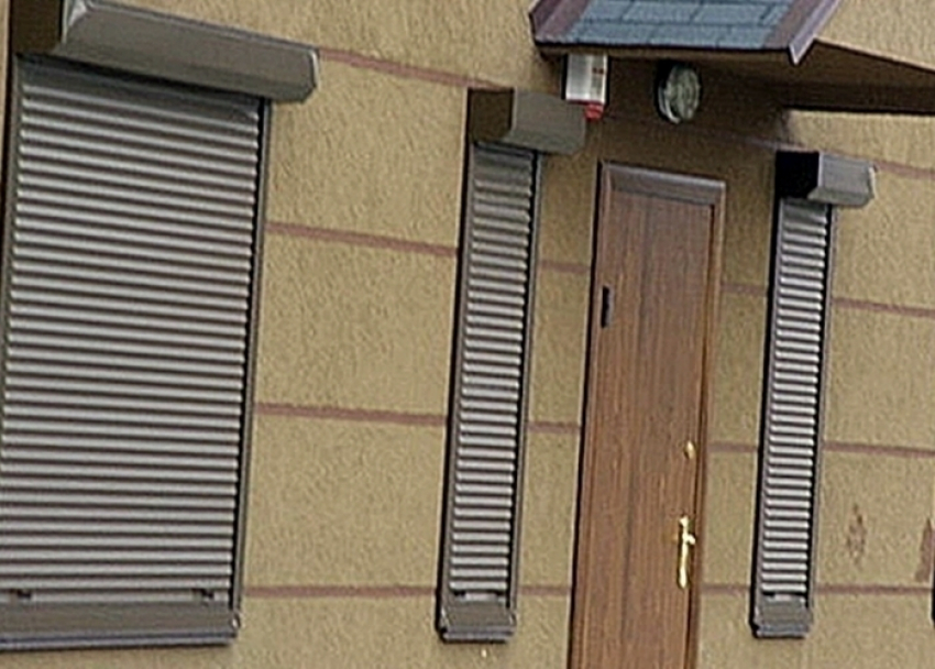 В Адыгее вандал повредил ролл-ставни торгового павильона