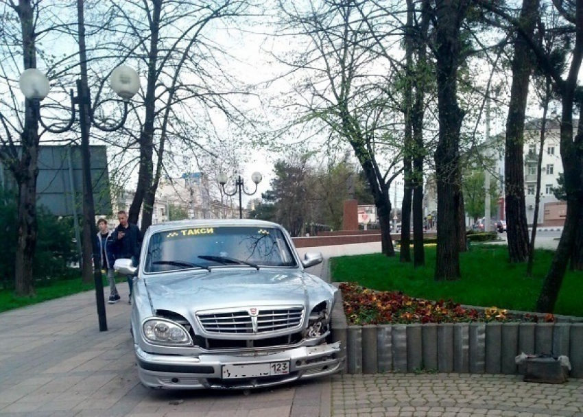 В Новороссийске на аллею вылетело такси
