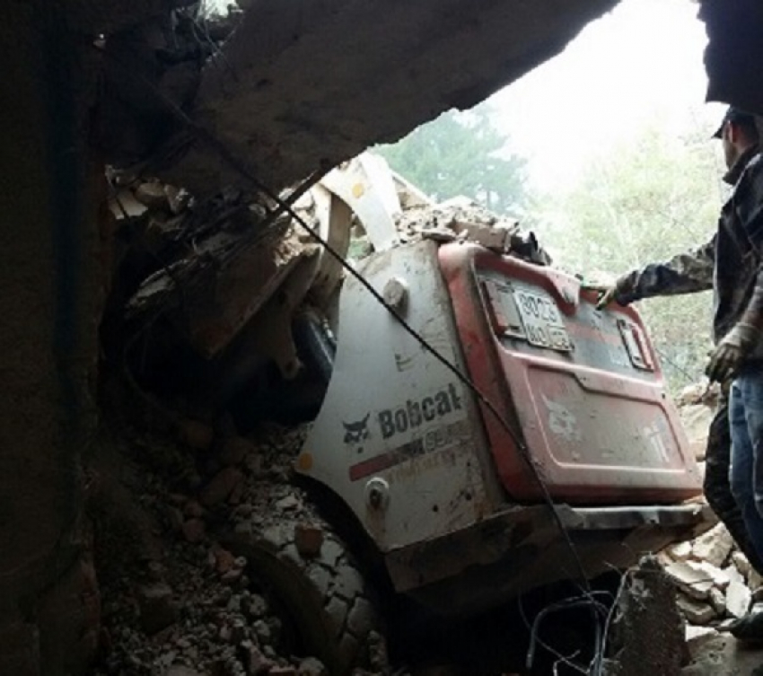 На Кубани погиб водитель спецтехники во время обрушения здания