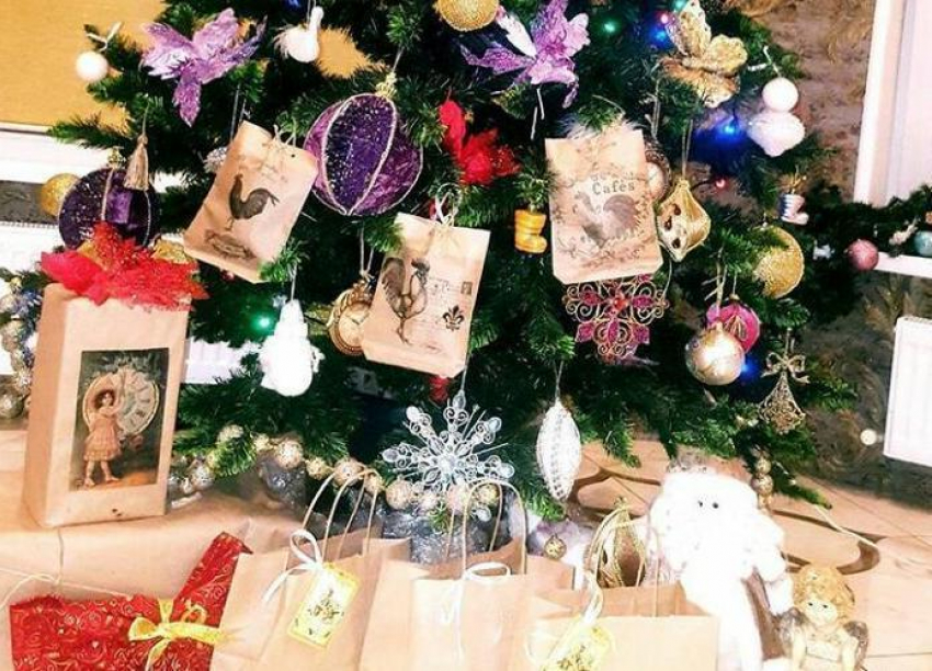 Депутаты Заксобрания Кубани поделили детей края на «избранных и нет» подарками на Новый год