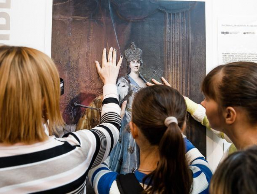 Сбербанк подарил Краснодару тактильный портрет Екатерины Великой