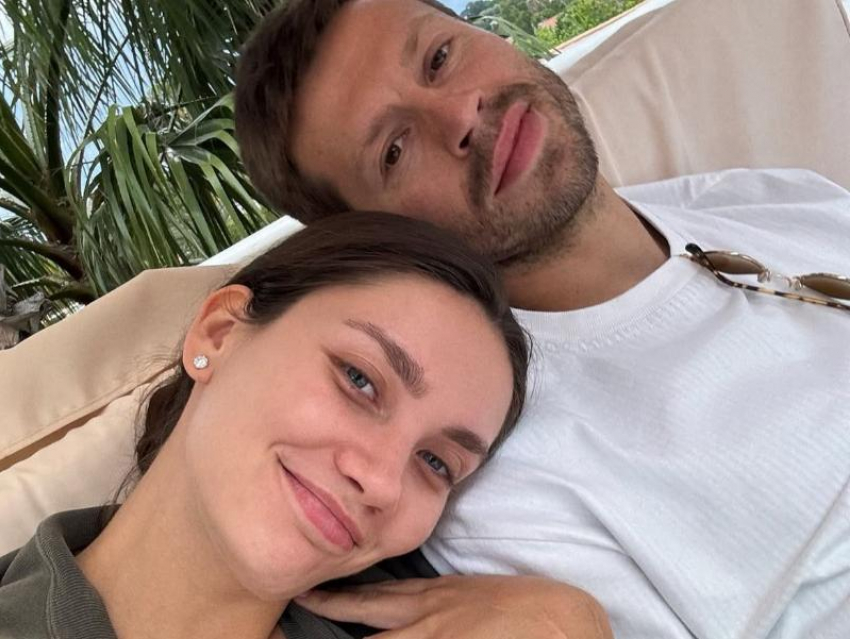 «По Москве безумно скучала»: Смолов покинул ФК «Краснодар» чемпионом и улетел с женой домой