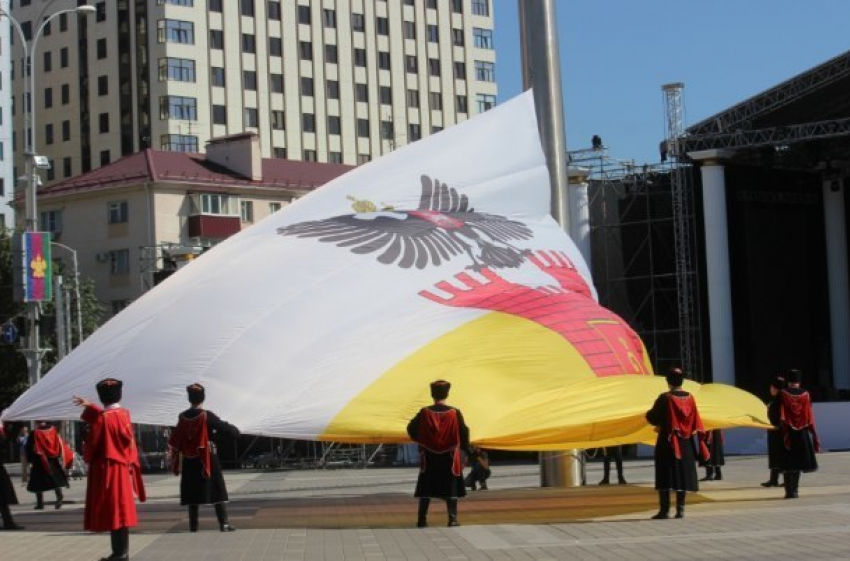  На Театральной площади подняли флаг Краснодара 