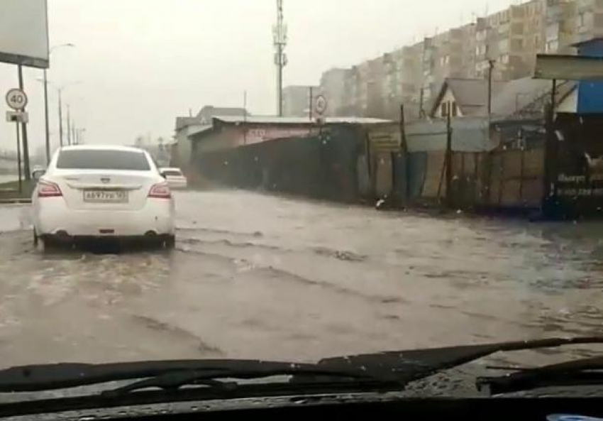 В Краснодаре из-за снегопада под воду ушла улица Уральская
