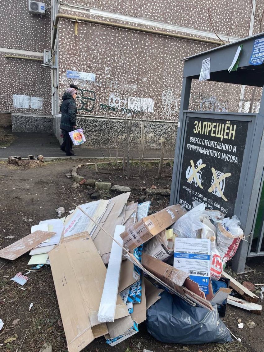 В Краснодаре выкинули мусор под запрещающий это делать плакат