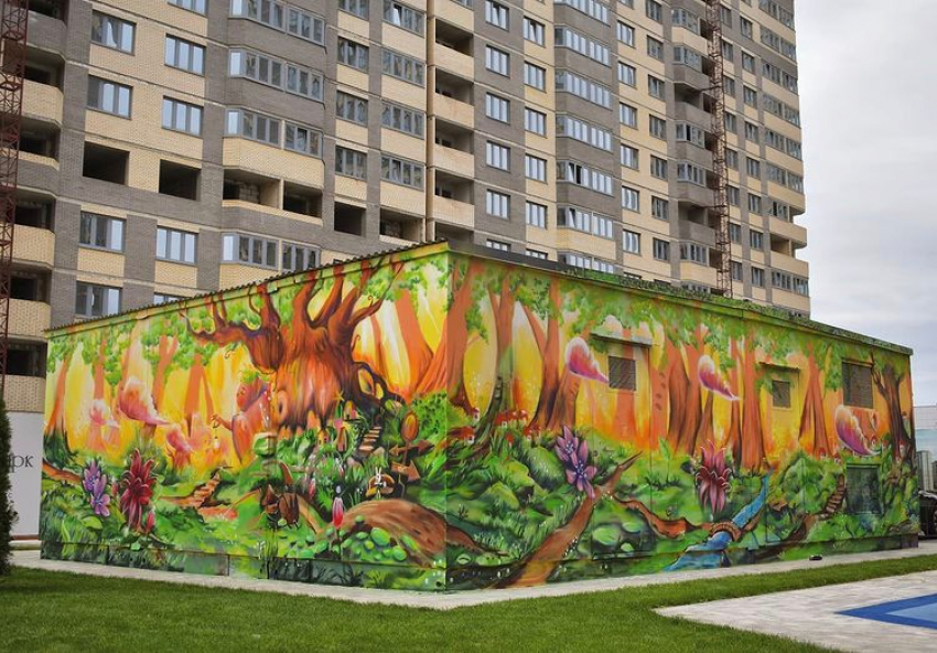 Стрит-арт «Волшебный лес» появился на детской площадке в Краснодаре