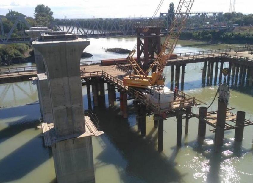 У нового Яблоновского моста в Краснодаре возвели пролёты над рекой